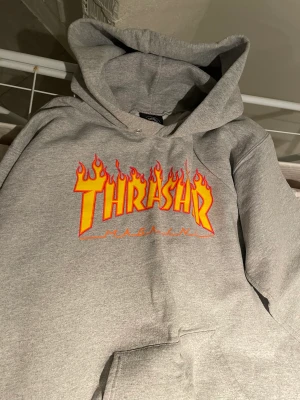 Hoddie  - Använd snören utdragna. Men fint sick. 