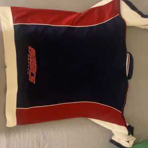 Asics tröja  - Asics vintage tröja köpt från ett second hand butik i Stockholm, storlek L