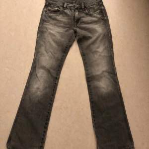 Gråa low waist jeans från Diesel i stl 26 ❤️Skulle nog säga att dem sitter som en 34/XS❤️ Midjemåttet är ca 70 cm och innerbenslängden är 76 cm❤️