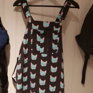 Superfin jeansklänning  - Jeansklänning från Shein i strlk L, känns som M-L. Aldrig använd av mig!  Djur finns i hemmet.