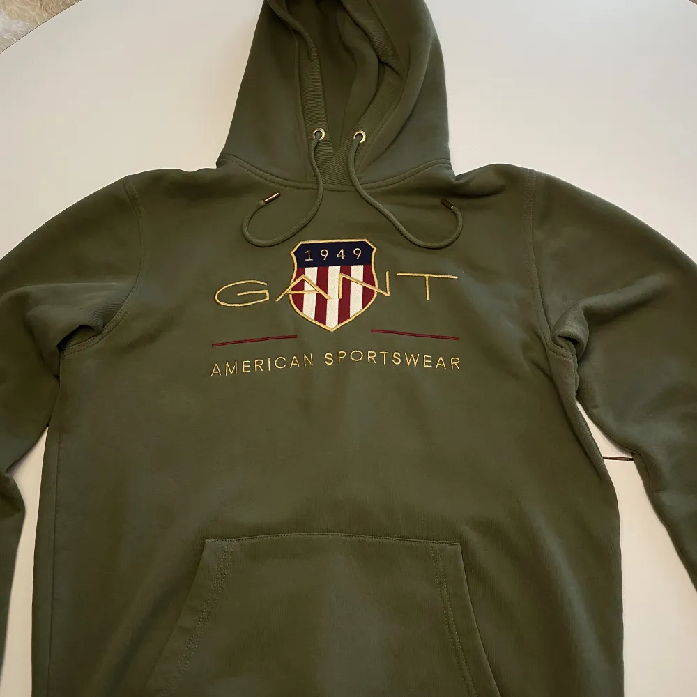Säljer denna Gant hoodie i mycket fint skick, nypris 1300 kr. Storlek S. Säljs pga för liten för mig. . Hoodies.