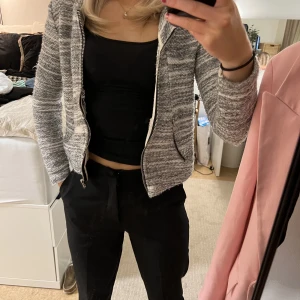 Grå kofta - Jag säljer denna jättefina kofta från Gina tricot i storlek XS.  Säljer för 39 kr +frakt (köparen står för frakt själv)