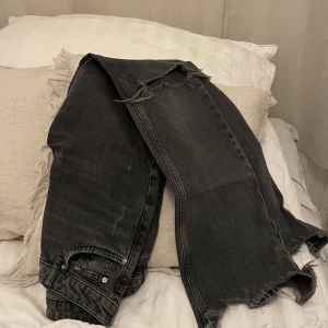 Mid wais jeans - Jeans köpte för 500kr. Köp för 350kr eller buda från 200kr budgivningen skriver nu i kommentarerna 