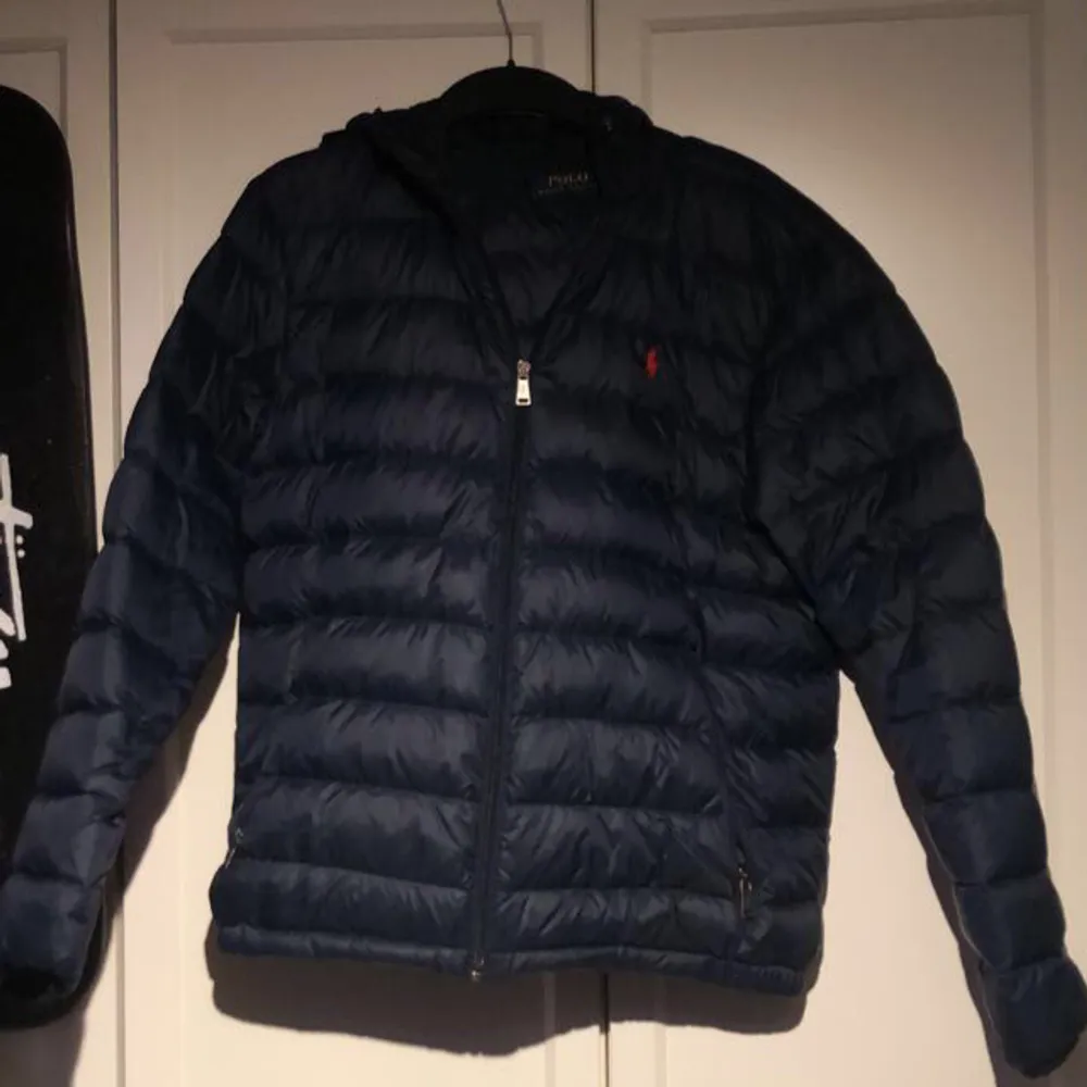 Säljer denna jackan från ralph lauren till ett bra pris Cond 10/10. Stilren och skön. Nypris 2000kr. Dra iväg ett meddelande om du har ytterligare frågor eller vill köpa👌(pris kan diskuteras). Jackor.