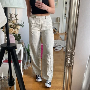 Linnebyxor  - Ett par helt nya linnebyxor från NAKD i storlek 36. Säljer då jag hittat ett par andra jag gillar mer. Ordinarie pris 659kr, nu 500kr och då är frakten inräknad! Jag är 170cm lång 🥰  