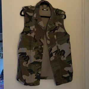 MILITÄR VÄST - Militärmönstrad väst från bikbok i storlek L. 70kr + frakt