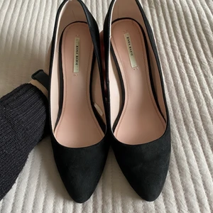 Klackskor  - Säljer mina svarta klackskor! Har använd bara två gånger.😊