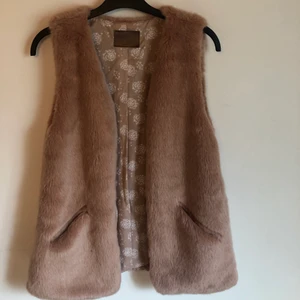 Pälsväst i rosa - Jättesöt pälsväst i rosa med mönstrat innetyg!! I storlek 152 och bra skick från Zara.