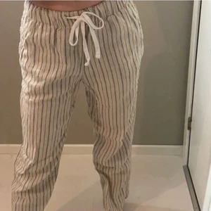 Linnebyxor - Säljer dessa jättesköna randiga linnebyxorna i jättefint skick. Passar bra på mig som är 1.60💕💕