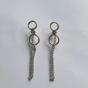 Silvriga örhängen - Säljer dessa örhängen då de knappt har blivit använda. Jag rengör och spritar alla smycken innan de paketeras, de pakas även med bubbelplast. Det är pris + frakt.