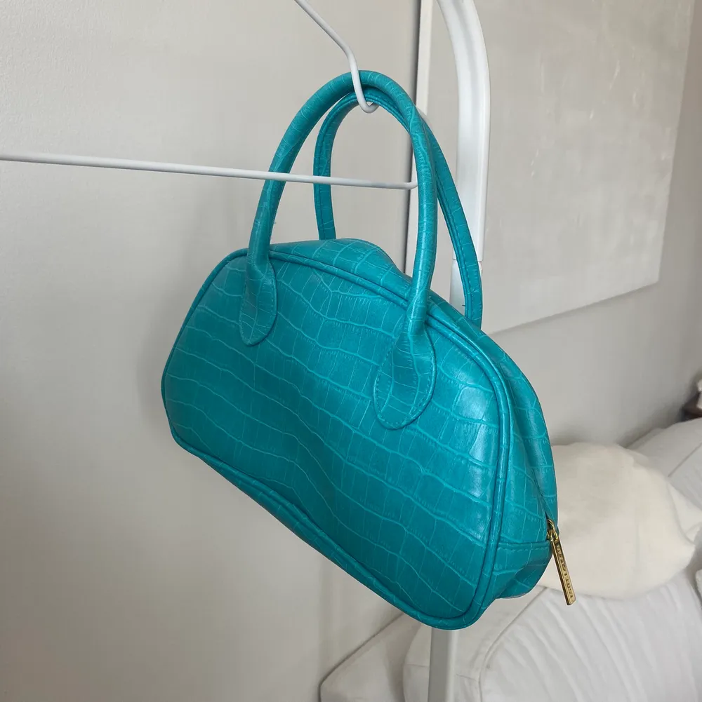 Den är med sorg i hjärtat som jag säljer den här väskan då den tyvärr aldrig kommit till användning💞 den är i något slags fake skinn och har den perfekta blåa färgen 😇🦋. Väskor.