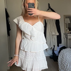 Volangtopp - Vit topp med volanger som verkligen är superfin! Passar någon med större byst skulle jag tro, om man inte vill sy in den lite! Såå gullig