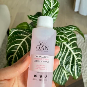 Vegan essence toner - Helt oanvänd toner från by happy skin. Kostar vanligtvis €34.99 (se sista bild). Frakt ingår! 