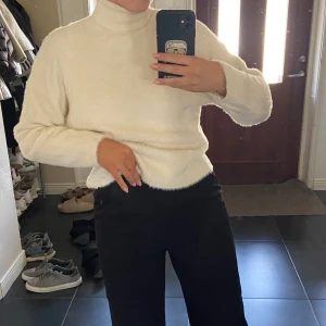 Fluffig tröja  - Säljer denna underbart mjuka och mysiga tröja med polokrage! Köparen står för frakt:) 