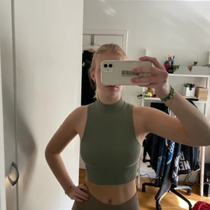 Superfina sommartoppar - 3 stycken superfina toppar i s från zara, köpt för 2 år sedan men är nästan helt oanvända. Säljer då det inte är min stil längre