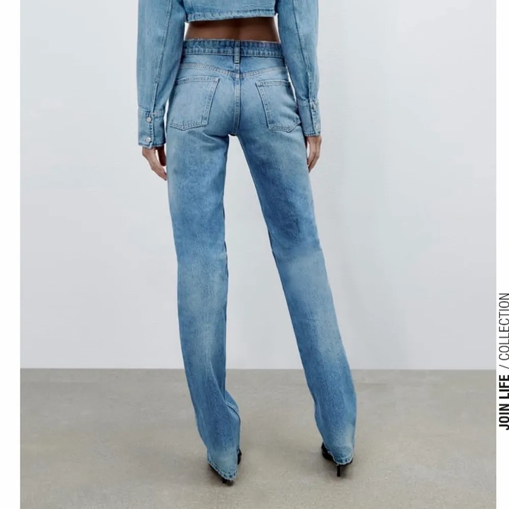 Superfina trendiga mörkblåa mid Rise jeans från Zara! Fint skick! Nypris 359kr💗💗För egna bilder, skriv!. Jeans & Byxor.