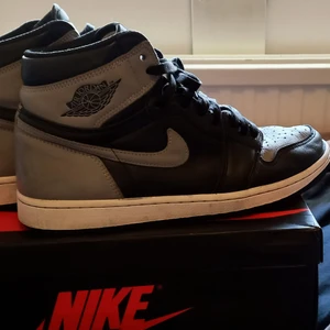 Jordan 1 high 'shadow grey' - Säljer dessa jordan eftersom de inte får någon användning längre. Skorna är ganska använda men har ändå mycket liv kvar. Boxen, extra snöre, kvitto och klekt verifiering finns till. Köpte dom runt 3000 så tycker 1600 är lagom men är öppen för pris ändring. Skicka dm om du har några frågor eller vill ha fler bilder :) 