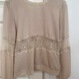 Guess tröja  - Fin blus från guess i beige färg. Gott skick, inga defekter. Storlek Xs