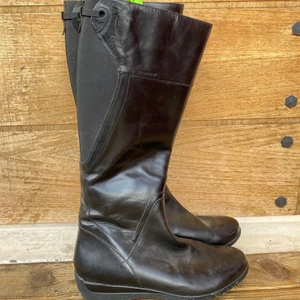 Stövlar - Två olika par svarta höga skor/ stövlar som har används ett par gånger men ser fortfarande fantastiska ut. Båda är i storlek 40/41. Båda kostar 100 var + frakt. 😊