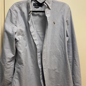 Ralph Lauren skjorta - Ljusblå Ralph Lauren skjorta, köpt i New York på en Ralph Lauren affär där för 1100kr för ca 3 år sedan nästan helt oanvänd 