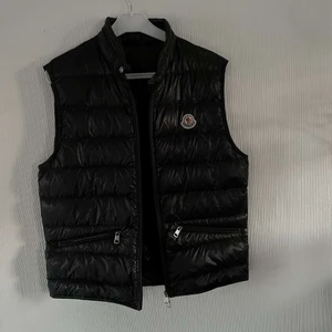 Moncler Gui väst strl S - Säljer min herr moncler väst som givetvis är äkta (finns kvitto och kartong osv, köpt från monclers hemsida) Använd ett fåtal gånger så den är i väldigt gott skick. Jag är 185cm lång och den passar perfekt på mig, storlek S. Nypris 6000kr och jag säljer min för 2400💘💘💘
