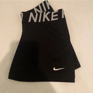 Tränings shorts - Nike tränings shorts, strl XS, för små för mig därför säljer jag vidare, köptes här på Plick (skulle också kunna byta mot ett par likadana fast i strl S) annars betalar köparen frakten på 46kr✌️📦