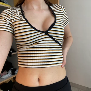 GinaTrico Topp🤍🤍 - Tröja som jag fick av en gammal vän, inte riktigt min stil längre och tänkte därför sälja. Storlek i S. Har använt den kanske två gånger, men den är inte sliten eller rynklig. 