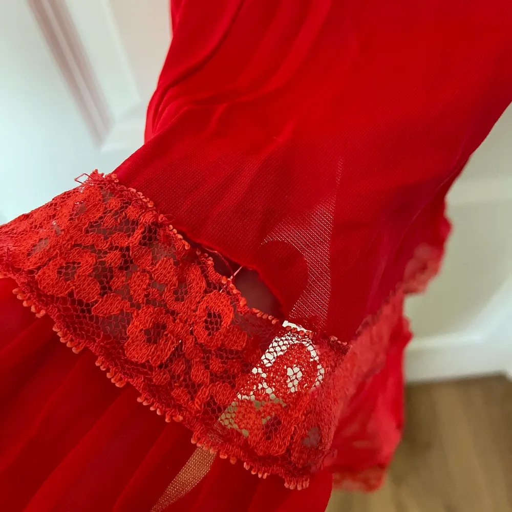 Jättefin röd klänning med en volang längst ner! Köpt på beyond retro o säljs för att den är för liten. Längst ner vid volangen finns några små hål men de borde vara enkla att sy ihop! Hör av dig om du har några frågor eller liknande💕. Klänningar.