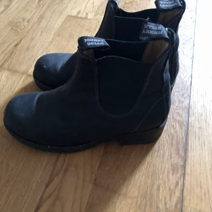 Johnny bulls känga - Svarta Johnny bulls , anv ett få tal ggr . Stl 37 men är stora som 38