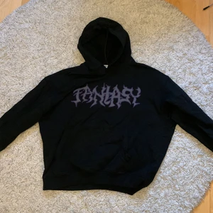 Weekday hoodie oversized  - Oversized hoodie från Weekday, storlek small. Hoodien är ganska kort i ärmar och längd men annars baggy. Mycket bra skick.