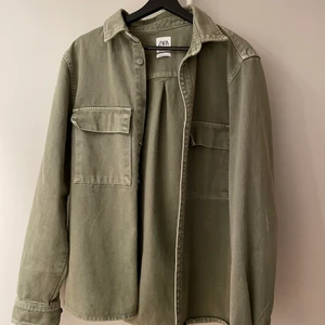 ZARA Overshirt/Jeans jacka strl M - Bra passform, sparsamt använd. Köpare står för ev. frakt med DHL för 65kr