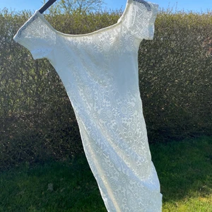 Sommarklänning  - Fin klänning i storlek XS som knappt inte är använd. Passar perfekt för student eller skolavslutning!