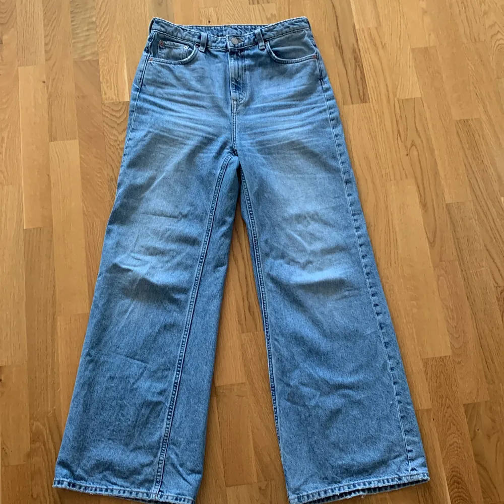 Säljer dessa vida jeans ifrån weekday i modellen Ace då de är för stora. Storleken är 28/32. Perfekt till våren/sommaren. Jeans & Byxor.