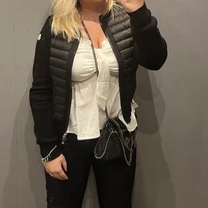 Moncler cardigan  - Nästan aldrig använd, satt inte riktigt som jag ville. 