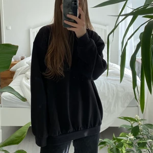 Svart sweatshirt  - Helt vanlig svart sweatshirt, skicka privat vid frågor eller intresse!🤍