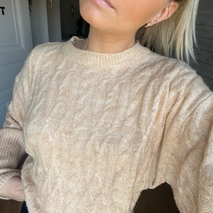 Stickad tröja - Aprikos (ljusbeige) färgad stickad tröja från NA-KD. Aldrig använd så är i nyskick. Lite tunnare stickad😇😇