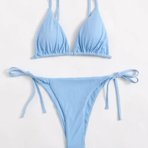 Blå bikini - Oanvänd ljusblå bikini med justerbara band, från Shein. Storlek M.