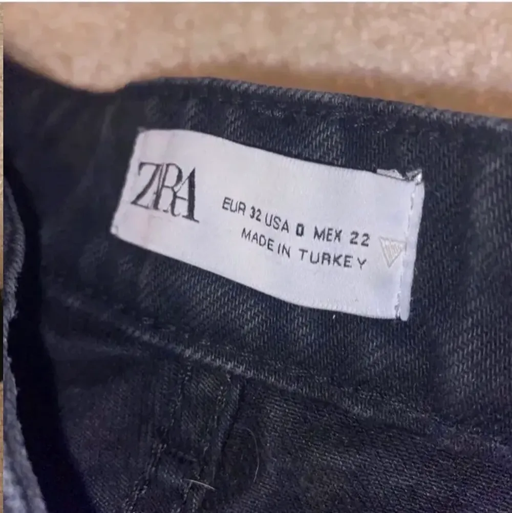 Jeans från zara i modellen 90s full length❤️ passar i längden på mig som är 162! Köparen står för frakten😇. Jeans & Byxor.