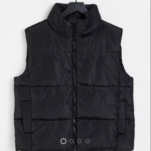 Väst - En svart väst ifrån ASOS i storlek S. Säljs då den är för stor för mig. Använd ett fåtal gånger, köpt för 400 kr så säljer den för 250 kr + frakt. Skriv för mer info eller bilder :)