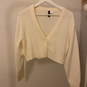 Kofta strl XS - Vit croppad kofta i strl XS. Fint skick. Kan även fraktas.