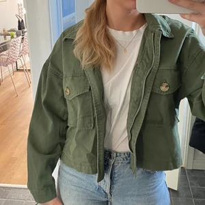 Grön vårjacka från Pull and Bear  - Så fin jacka perfekt till våren. Använd fåtal gånger ☀️ storlek M💗