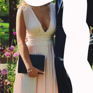 Balklänning ljusrosa  - Säljer min balklänning som är enkel men med fina detaljer, kan skicka bättre bilder om ni vill!!❤️ Pris efter bud om fler är intresserade! 