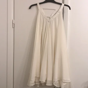 Vit klänning från second female - Vit klänning från second female strl S/M. Perfekt som student/examensklänning🌸 vitt skärp på bild 3 ingår