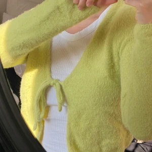 Kofta - Grön lurvig kofta från h&m! Super skön, snygg och trendig! Inte så använd och därför i mycket bra skick!