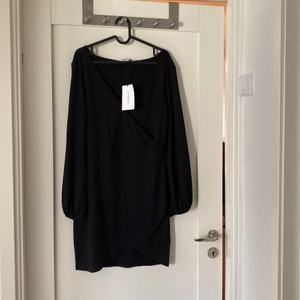 Supersnygg omlottklänning  - Långärmad omlottklänning. Ser inte mkt ut för världen på bilderna men den är supersnygg på. Ganska djup urringning och slutar ovanför knäna. Helt oanvänd.