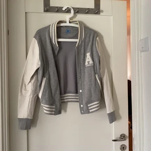 Baseballjacka - Snygg baseballjacka med fuskläderärmar och bomullsliv. Storlek 38 men snarare en 36. 