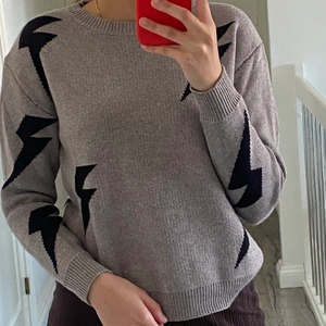 Blixt tröja - Riktigt ball ⚡️-tröja från shein, strl M, hon på bilden är 163 cm för referens, buda i kommentarerna❤️