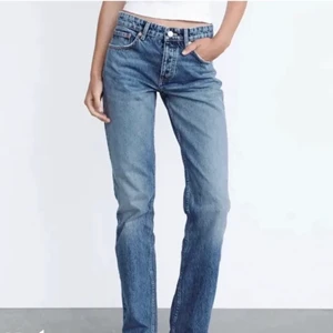 Lågmidjade zara jeans  - Säljer dessa jättefina jeansen från zara då dom var för små för mig jag har storlek 32 och är 162 och äe perfekta i längden. Skulle kunna tänka mig att byta mot en storlek 34/36. Frakt står köparen för om man bor i Ystad så kan man mötas upp🤍