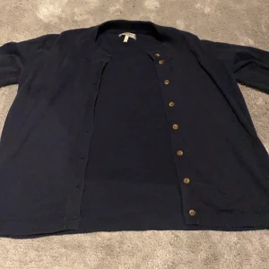 Kofta newhouse  - jätte fin mörkblå kofta ifrån newhouse💕 storlek Xs men passar även S skulle jag säga, köpte den för 600kr och säljer den nu för 300kr