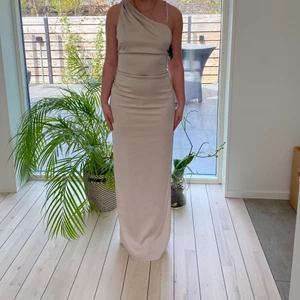 Klänning  - Helt ny klänning i härlig kvalitet! St 34 aldrig använd så lappen kvar. Nypris 1300kr Nu 400kr 